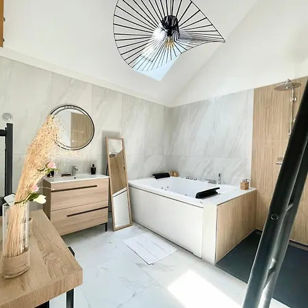 L'escapade Romantique - Moderne Jaccuzi Apartment *